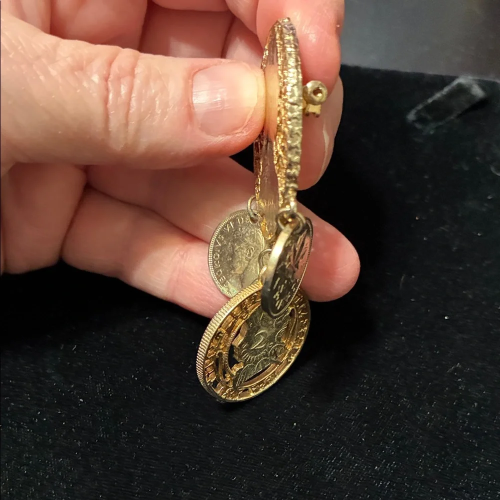 Elegant vintage Gold Coin Pendant Brooch